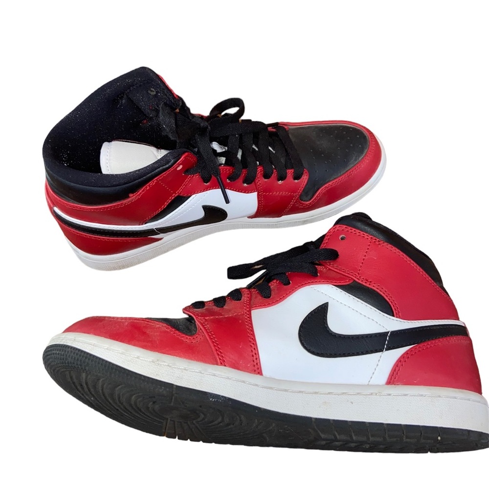 AIR JORDAN “CHICAGO BLACK TOE” MID TOP SNEAKERS